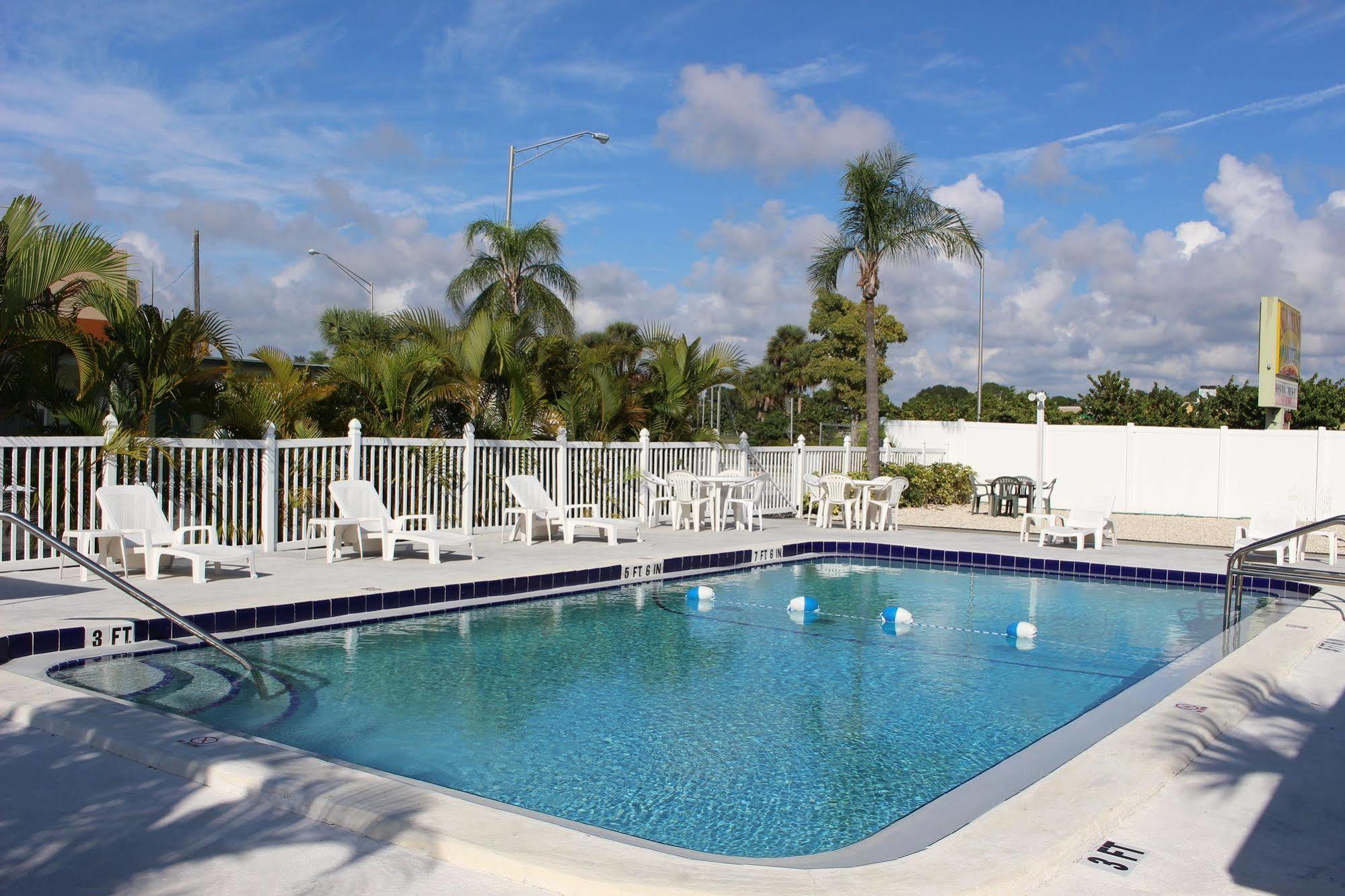 Sunshine Inn & Suites Venice, Florida Venice Gardens Exterior photo