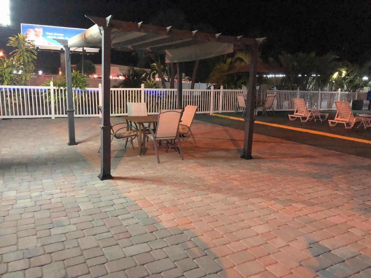 Sunshine Inn & Suites Venice, Florida Venice Gardens Exterior photo