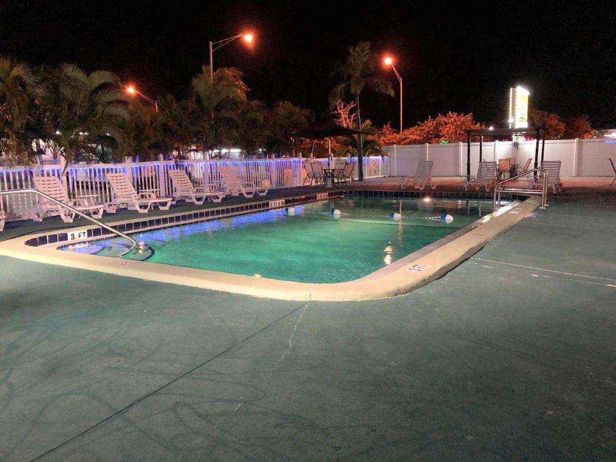 Sunshine Inn & Suites Venice, Florida Venice Gardens Exterior photo