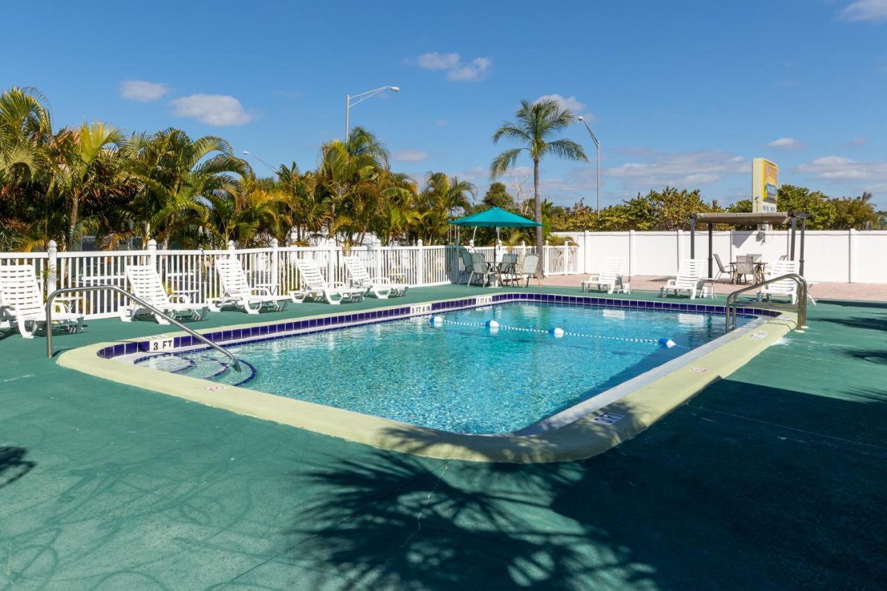 Sunshine Inn & Suites Venice, Florida Venice Gardens Exterior photo